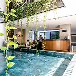 Ocean View Studio, Rooftop Pool, Steps From Beach Hyatt