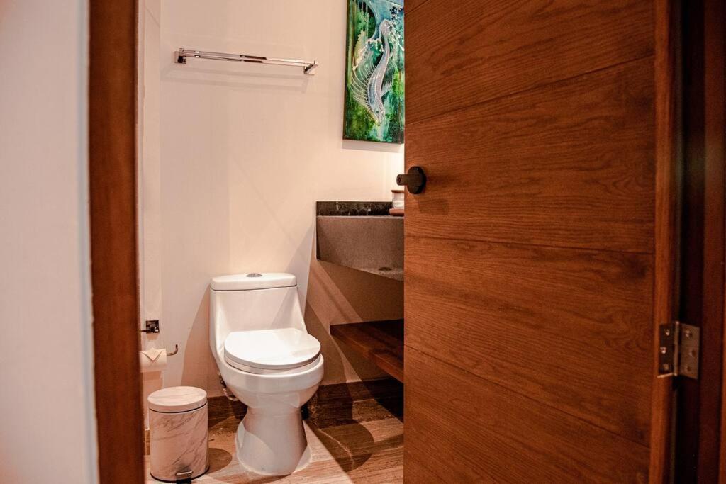 Ocean View Studio, Rooftop Pool, Steps From Hyatt Apartamento Playa del Carmen