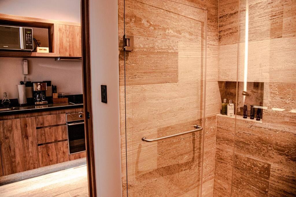Ocean View Studio, Rooftop Pool, Steps From Hyatt *