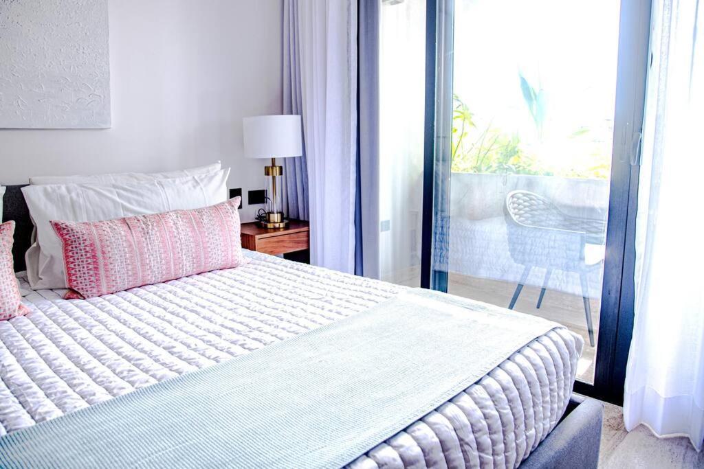 Ocean View Studio, Rooftop Pool, Steps From Hyatt Apartamento Playa del Carmen