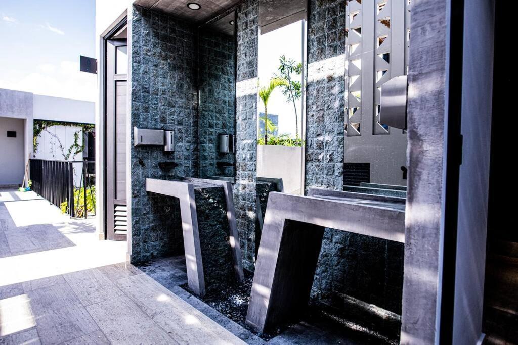 Ocean View Studio, Rooftop Pool, Steps From Hyatt Playa del Carmen