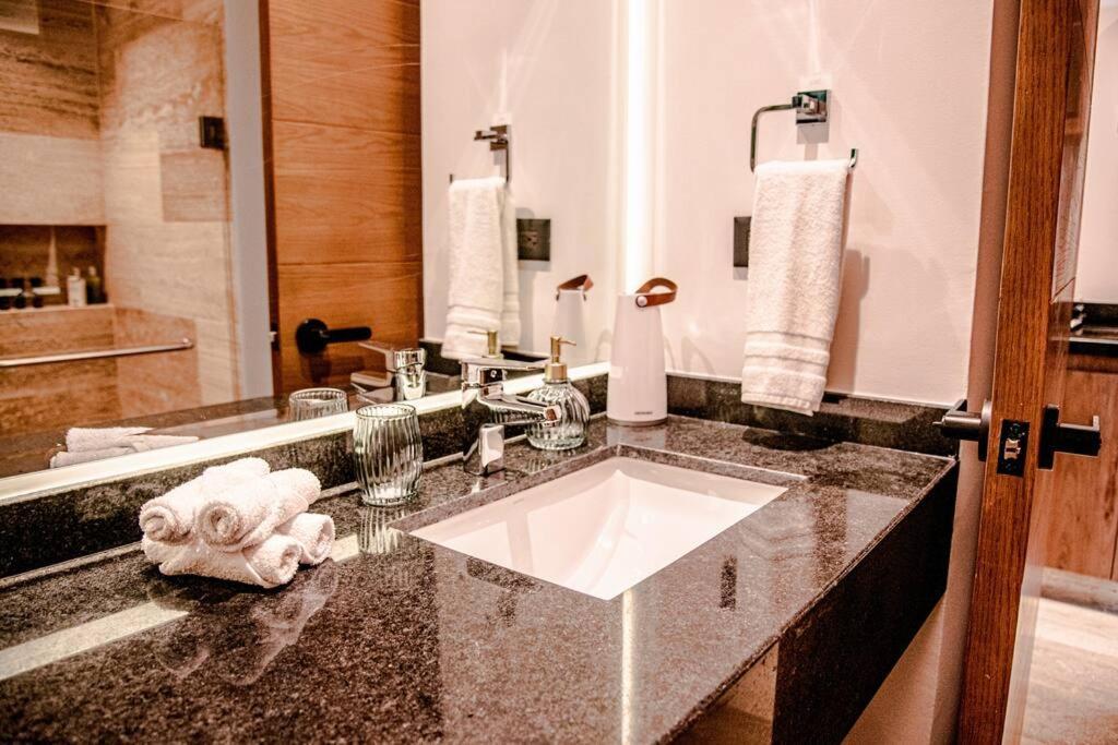 Ocean View Studio, Rooftop Pool, Steps From Hyatt *