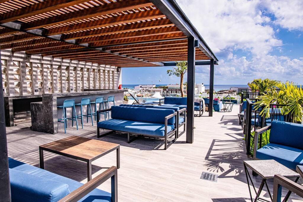 Ocean View Studio, Rooftop Pool, Steps From Hyatt Playa del Carmen